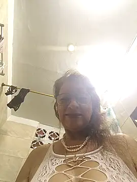 Snapshot of MaryeLunna chatting on 1, 11, 2025 MaryeLunna online show from 1, 11, 2025