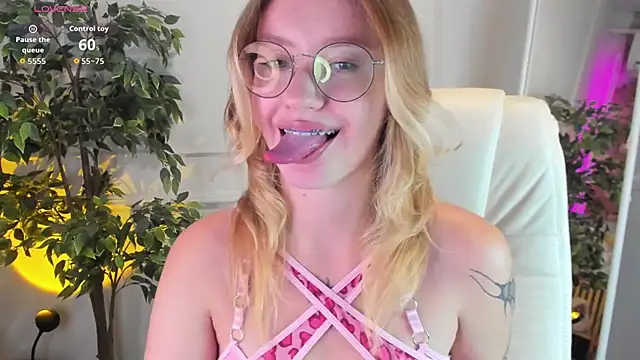 Snapshot of Nerissa_xo chatting on 2, 10, 2025 Nerissa xo online show from 2, 10, 2025