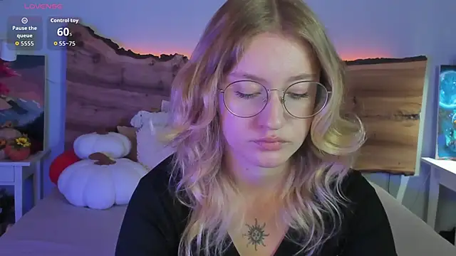 Snapshot of Nerissa_xo chatting on 3, 10, 2025 Nerissa xo online show from 3, 10, 2025