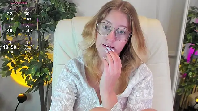 Snapshot of Nerissa_xo chatting on 4, 10, 2025 Nerissa xo online show from 4, 10, 2025