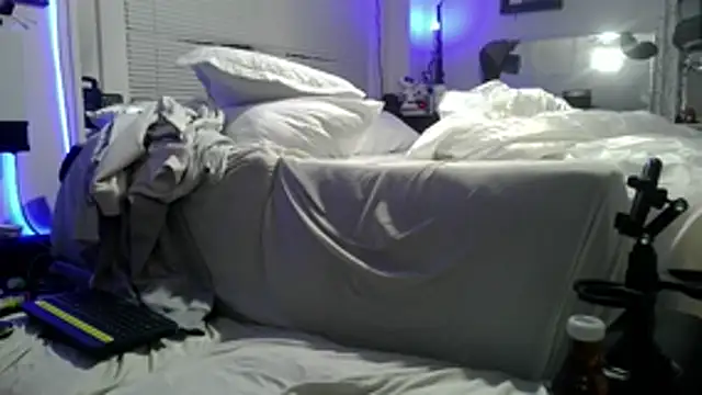 Luv2SuckBWC92 online show from 6, 11, 2025