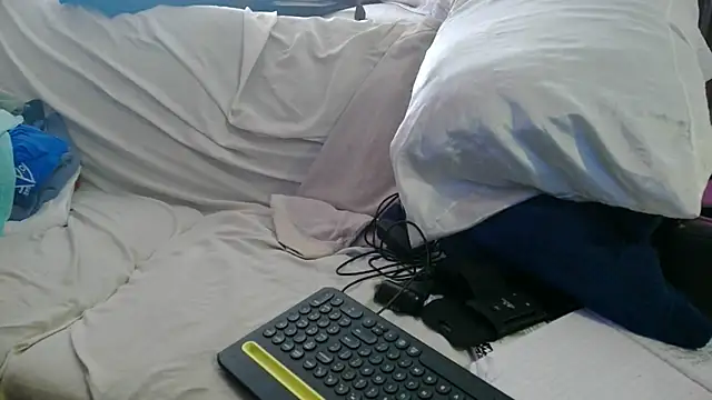 Luv2SuckBWC92 online show from 13, 11, 2025