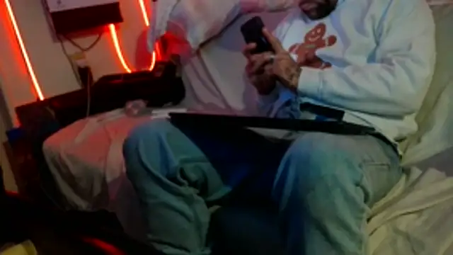 Luv2SuckBWC92 online show from 15, 11, 2025