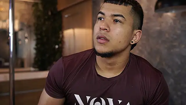 Snapshot of Thiago_Valente chatting on 23, 10, 2025 Thiago Valente online show from 23, 10, 2025