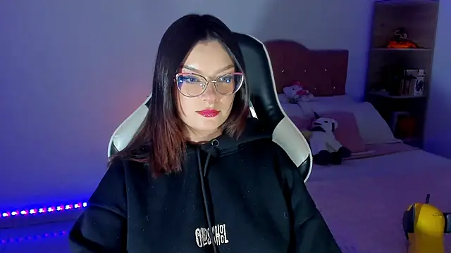 OphelianaRose33 online show from 9, 4, 2026