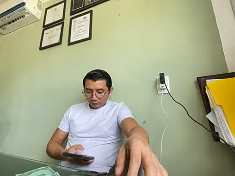 Snapshot of AlejXndroKD chatting on 18, 10, 2025 AlejXndroKD online show from 18, 10, 2025