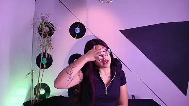 Lilith and Khloe online show from 20, 3, 2026