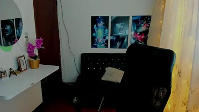 Snapshot of valeria-duarte chatting on 24, 11, 2025 valeria-duarte online show from 24, 11, 2025