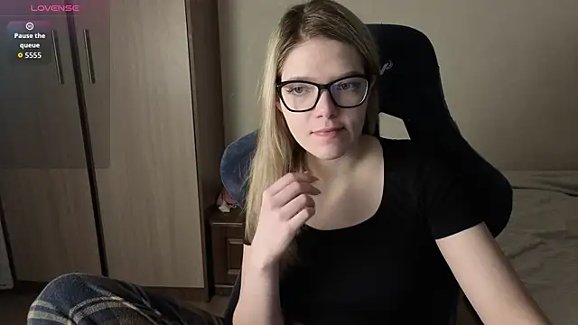 Snapshot of KatanaSVibe chatting on 17, 12, 2025 KatanaSVibe online show from 17, 12, 2025