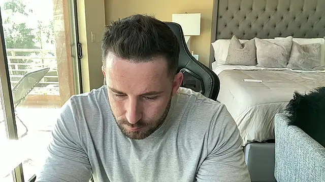 brettmycles28 online show from 31, 10, 2025