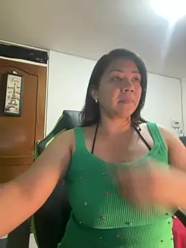 Snapshot of hiilarybrown chatting on 28, 4, 2026 hiilarybrown online show from 28, 4, 2026