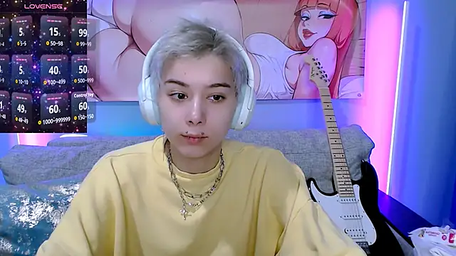 Snapshot of SophieAsh chatting on 8, 11, 2025 SophieAsh online show from 8, 11, 2025