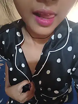 Snapshot of RAYI_Queen_2 chatting on 23, 5, 2026 RAYI Queen 2 online show from 23, 5, 2026