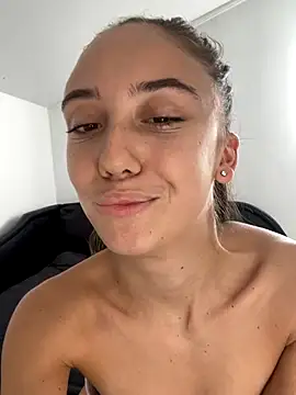 Snapshot of CristinaSww chatting on 24, 10, 2025 CristinaSww online show from 24, 10, 2025