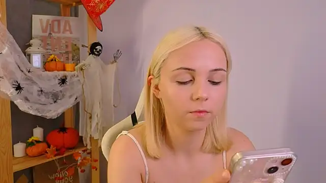 Charlotte Colinss online show from 22, 10, 2025