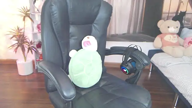 Suzie Wet Cave online show from 25, 9, 2025