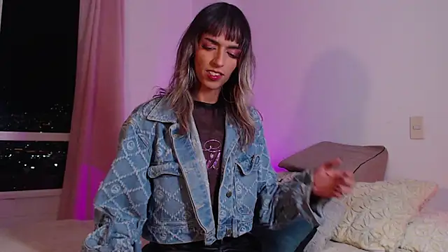 Snapshot of Theevae chatting on 7, 10, 2025 Theevae online show from 7, 10, 2025