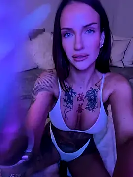 Nikki  Foxx online show from 6, 10, 2025