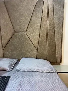 Isabela Colins online show from 4, 11, 2025