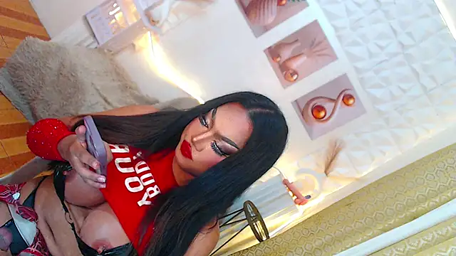 Snapshot of Lilly-lou chatting on 4, 5, 2026 Lilly-lou online show from 4, 5, 2026