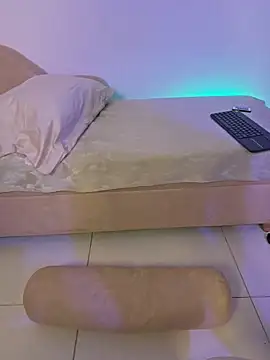 Mia wee online show from 11, 4, 2026