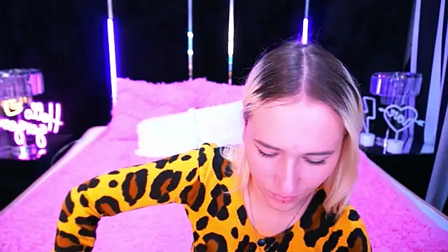 LilElfie online show from 8, 10, 2025