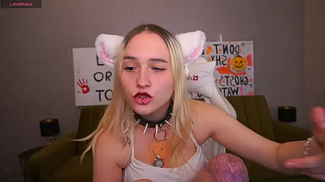 LilElfie online show from 31, 10, 2025