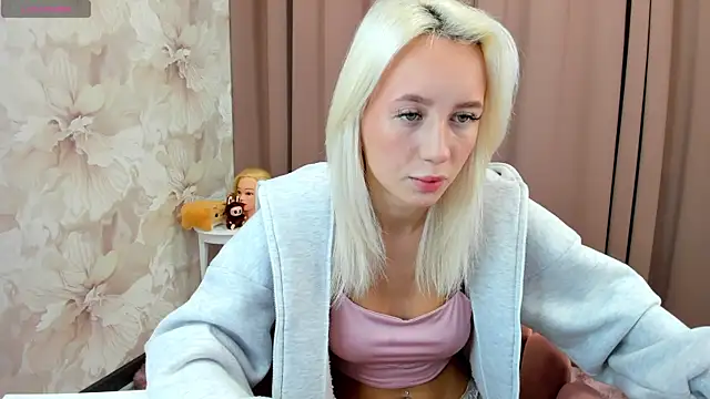 Snapshot of cute_luucy chatting on 13, 10, 2025 cute luucy online show from 13, 10, 2025