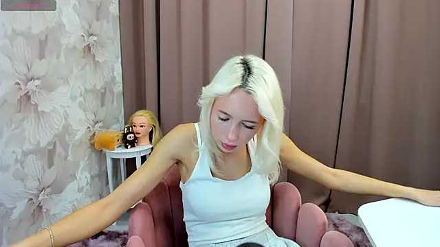 Snapshot of cute_luucy chatting on 17, 10, 2025 cute luucy online show from 17, 10, 2025