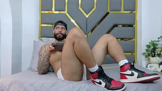 Snapshot of yorbymaxx chatting on 21, 10, 2025 yorbymaxx online show from 21, 10, 2025