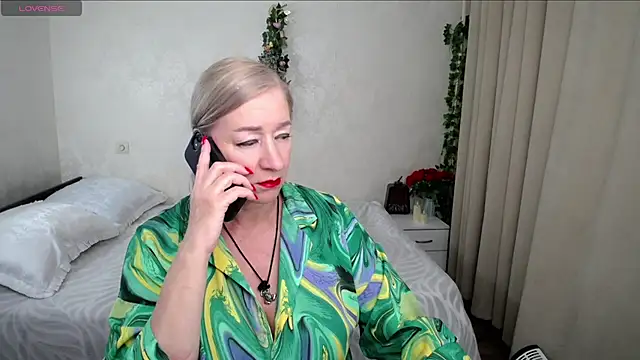 hunters woman online show from 12, 7, 2026