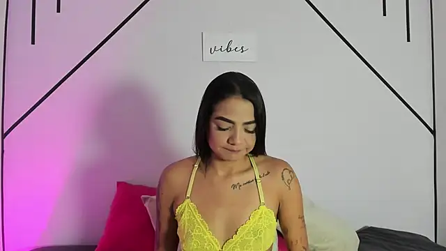 Snapshot of MiahCornell_ chatting on 10, 10, 2025 MiahCornell online show from 10, 10, 2025