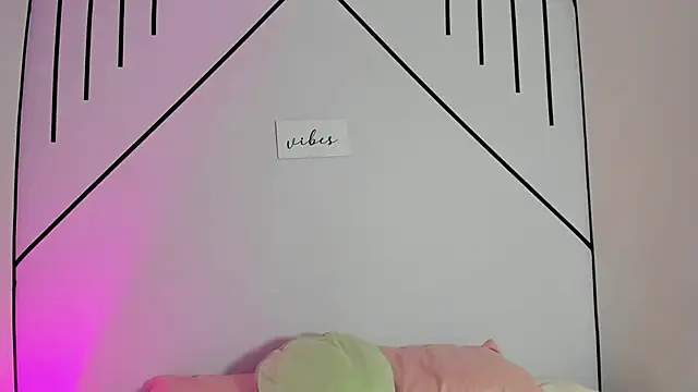 Snapshot of MiahCornell_ chatting on 29, 10, 2025 MiahCornell online show from 29, 10, 2025