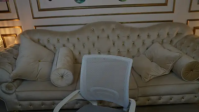 Esmie Smile online show from 9, 10, 2025