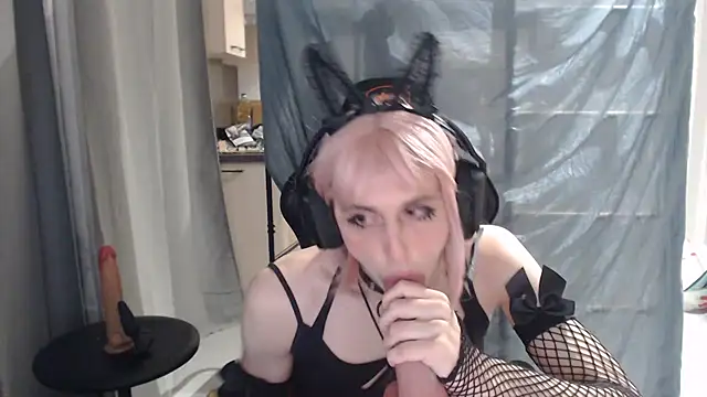 Snapshot of HungryCatUwU chatting on 8, 10, 2025 HungryCatUwU online show from 8, 10, 2025