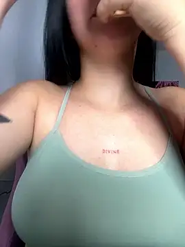 Snapshot of lucy_grey25 chatting on 12, 1, 2026 lucy grey25 online show from 12, 1, 2026