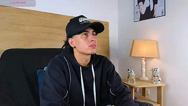 Stiven Benet  online show from 15, 10, 2025