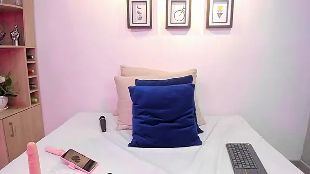 Snapshot of BarbieMonet chatting on 4, 10, 2025 BarbieMonet online show from 4, 10, 2025