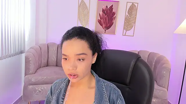 Snapshot of Ayshel_cooperr chatting on 12, 10, 2025 Ayshel cooperr online show from 12, 10, 2025