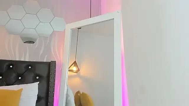 Snapshot of lucia-cute chatting on 25, 9, 2025 lucia-cute online show from 25, 9, 2025