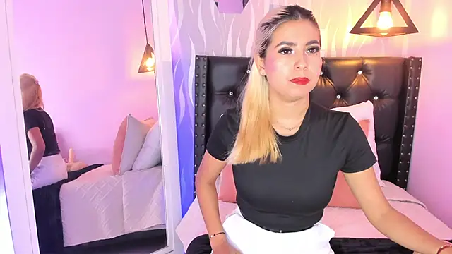 Snapshot of lucia-cute chatting on 8, 3, 2026 lucia-cute online show from 8, 3, 2026