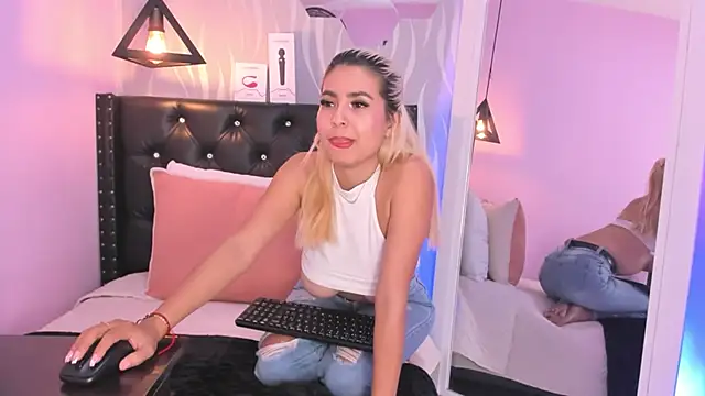 Snapshot of lucia-cute chatting on 9, 3, 2026 lucia-cute online show from 9, 3, 2026