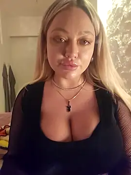 Snapshot of misstitmouseofficial chatting on 22, 9, 2025 misstitmouseofficial online show from 22, 9, 2025