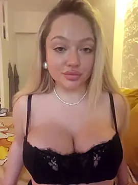 Snapshot of misstitmouseofficial chatting on 19, 10, 2025 misstitmouseofficial online show from 19, 10, 2025