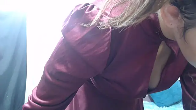 Snapshot of annie_clark2 chatting on 14, 12, 2025 annie clark2 online show from 14, 12, 2025