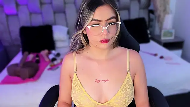 Samarafernandez online show from 4, 10, 2025