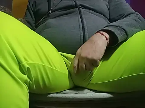 Snapshot of BabyBearMilk chatting on 8, 11, 2025 BabyBearMilk online show from 8, 11, 2025