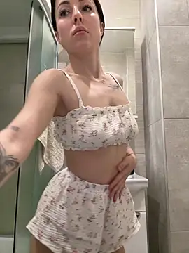 Snapshot of SakuraSara chatting on 13, 10, 2025 SakuraSara online show from 13, 10, 2025