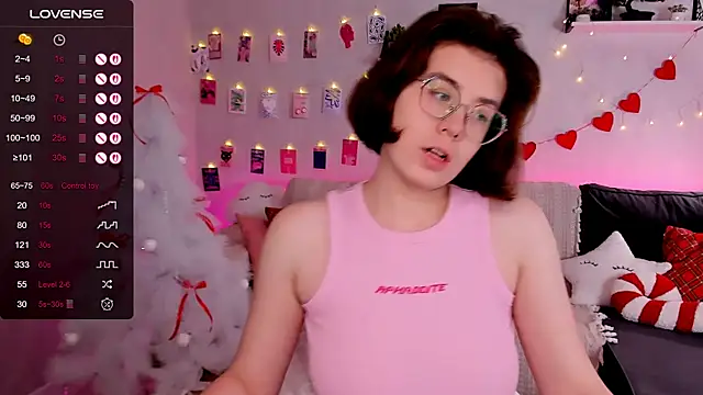 Snapshot of BellaCaress chatting on 15, 12, 2025 BellaCaress online show from 15, 12, 2025