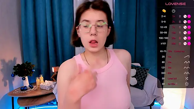 Snapshot of BellaCaress chatting on 16, 12, 2025 BellaCaress online show from 16, 12, 2025